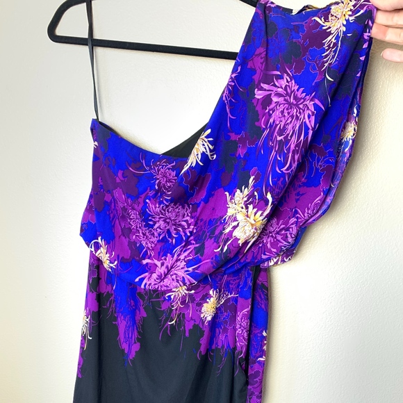 le chateau Dresses & Skirts - Le Chateau Silk blend party dress size large NWT.